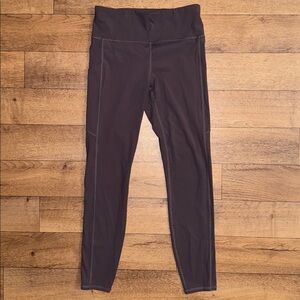 Vuori Size Small Stride Legging With Pockets In Plum Comfortable Sporty Training